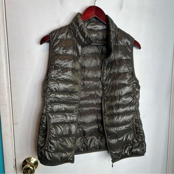Uniqlo down filled feathers vest in dark green - Picture 1 of 9